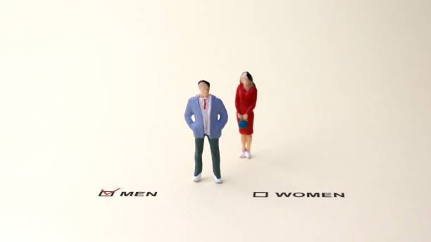 miniaturowy mężczyzna i miniaturowa kobieta stojąca przed polem wyboru wybranym jako men. pojęcie dyskryminacji ze względu na płeć w zatrudnieniu. - gender symbol human gender male sexual issues zdjęcia i obrazy z banku zdjęć