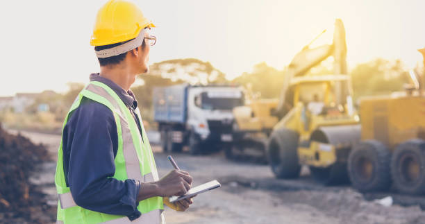 azjatycki inżynier z hardhat za pomocą komputera typu tablet kontroli komputera i pracy na placu budowy - crane mobile crane derrick crane construction vehicle zdjęcia i obrazy z banku zdjęć