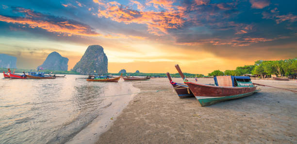 hermosa puesta de sol en el mar tropical con larga cola en bote en el sur de tailandia - nautical vessel sky andaman sea beach fotografías e imágenes de stock