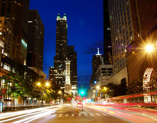 chicago, michigan ave bei nacht - michigan avenue stock-fotos und bilder