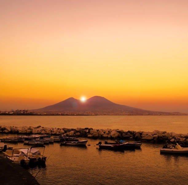 soleil levant à droite sur le vésuve, naples, italie - sunrise hill sea sun photos et images de collection