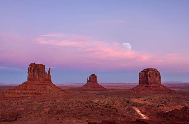 coucher du soleil et la lune se lever à monument valley - navajo reservation photos et images de collection