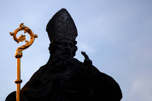 papa bendice con dos dedos la señal de la cruz - we have a pope fotografías e imágenes de stock