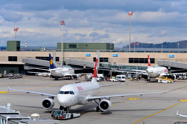 flughafen zürich zrh - zrh wiedenmeier stock-fotos und bilder