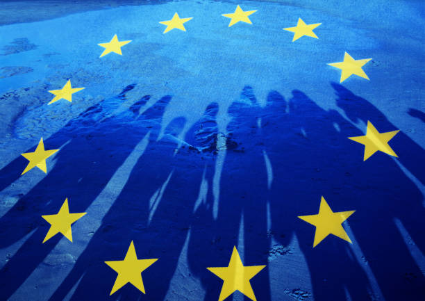 bandera de la unión europea con la silueta de las personas - europe european union currency euro symbol european union flag fotografías e imágenes de stock