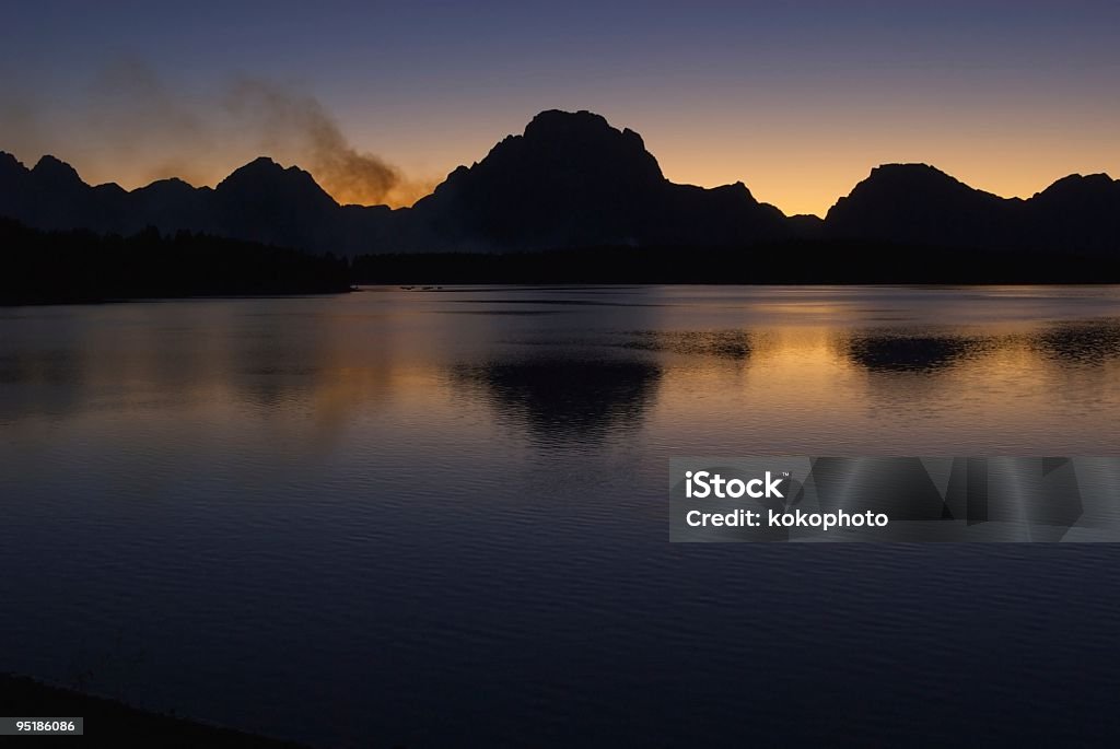 La puesta de sol sobre las montañas de brillante - Foto de stock de Agua libre de derechos