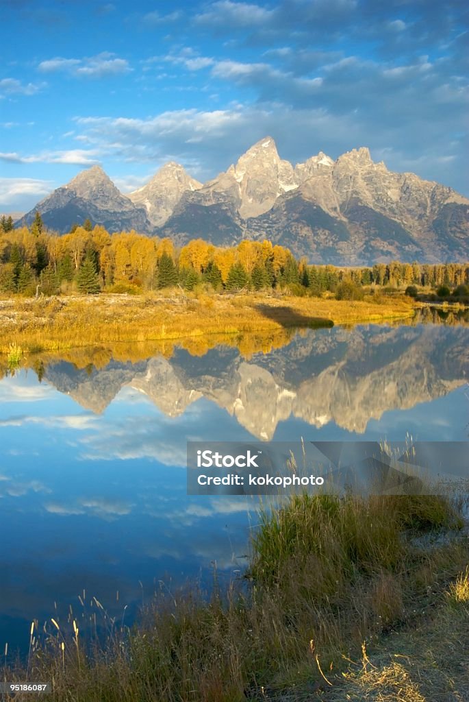 Montagnes reflétant les couleurs de l'automne - Photo de Aube libre de droits