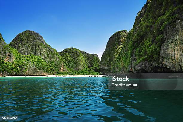 Foto de Maya Bay e mais fotos de stock de Azul - Azul, Baía, Baía Maya