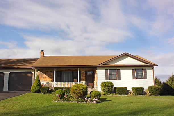 istock House and green lawn 95186350