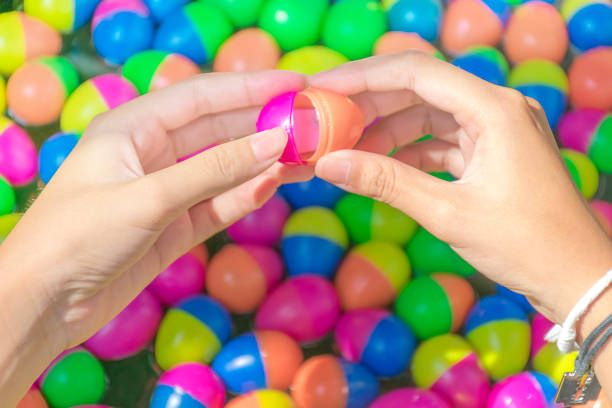 istock Open to win,Scoop the egg ball in the water game. 951864216
