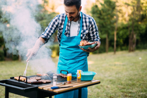 gut aussehend männlichen vorbereitung grill - white meat grilled barbecue chicken stock-fotos und bilder