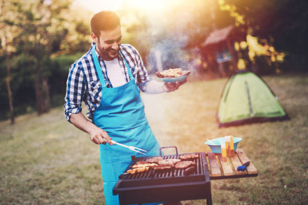 gut aussehend männlichen vorbereitung grill - white meat grilled barbecue chicken stock-fotos und bilder