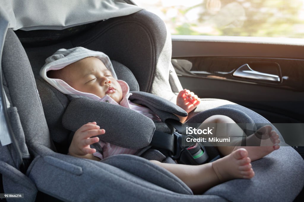 Cerca asiático lindo bebé recién nacido durmiendo en el asiento de coche moderno. - Foto de stock de Coche libre de derechos