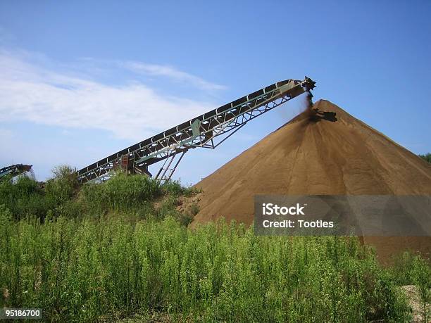 Schottergestein Feuerstelle Stockfoto und mehr Bilder von Arbeiten - Arbeiten, Baugewerbe, Baumaschine