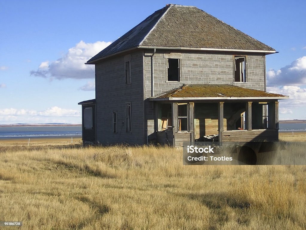 Abandonado casa de dois andares - Foto de stock de Arcaico royalty-free