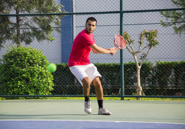 jeune homme jouant au tennis - tennis forehand people sports and fitness photos et images de collection