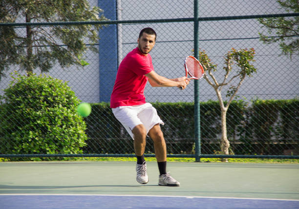 young man playing tennis - tennis court tennis racket forehand imagens e fotografias de stock