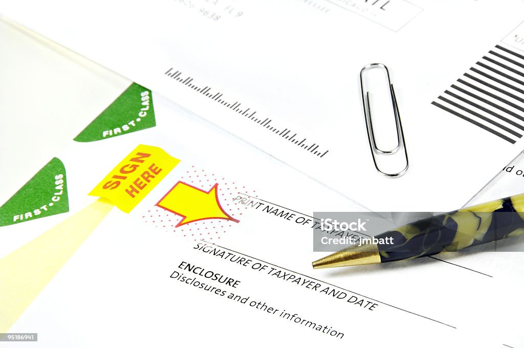 税金ペーパーズとアンティークペン - カラー画像のロイヤリティフリーストックフォト