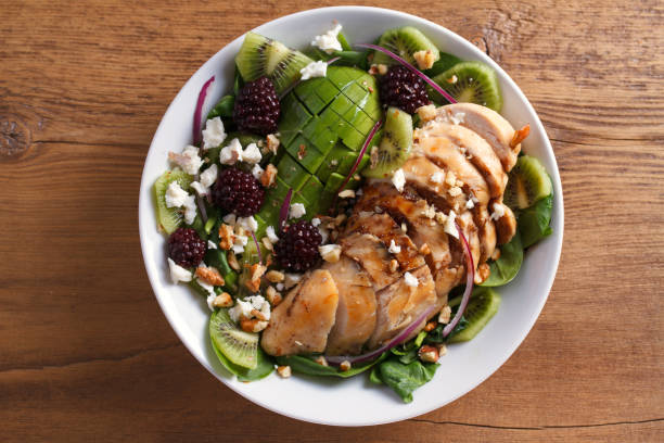 салат из курицы из ежевики киви с авокадо, шпинатом, сыром фета и грецкими орехами - grilled chicken salad salad dressing food стоковые фото и изображения