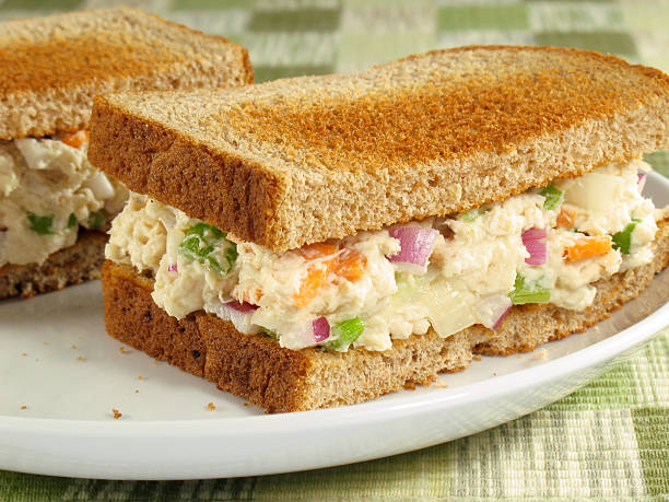 ensalada de pollo con tostadas - sandwich salad chicken chicken salad fotografías e imágenes de stock
