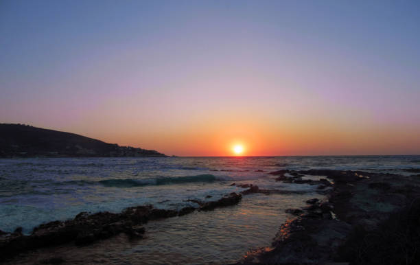 sonnenuntergang am gialiskari bucht auf ikaria insel - devon north devon sunset multi colored stock-fotos und bilder