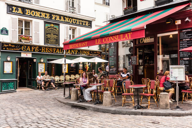 charmantes restaurant le consulat auf dem montmartre-hügel. paris, frankreich - paris straße stock-fotos und bilder