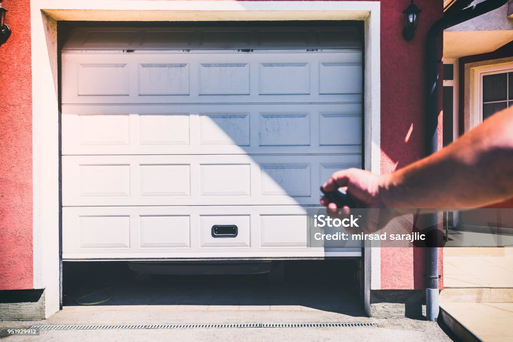 pvc de la puerta de garaje con mando a distancia - Foto de stock de Garaje libre de derechos