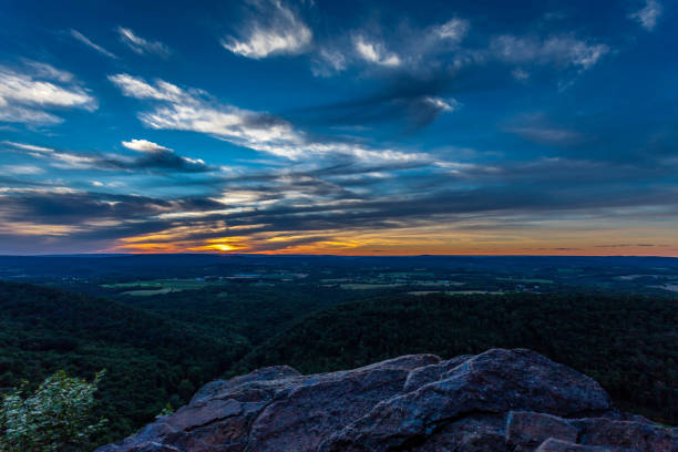 istock Granite Overlook Appalachian Trail Cliff 951938224