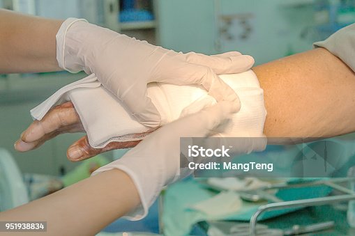 istock Dressing burned wound 951938834