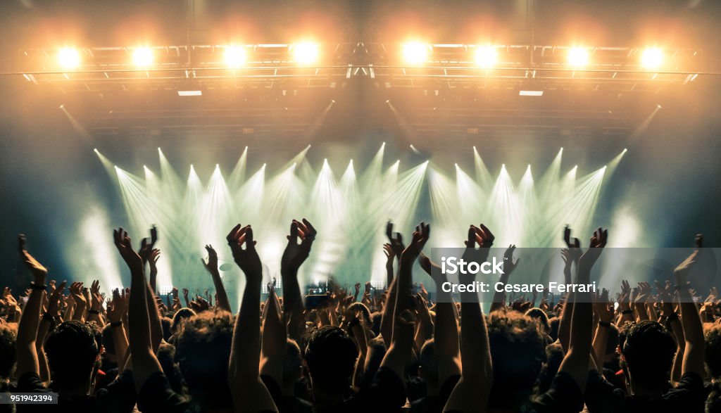 Leute, die Spaß an einem Konzert - Lizenzfrei Musikfestival Stock-Foto
