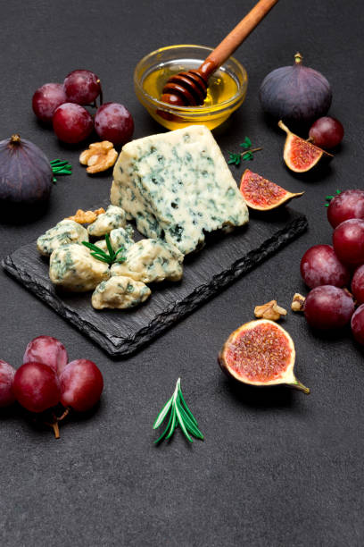 fatia de queijo roquefort francês e frutas a bordo de pedra - block portion part of french culture - fotografias e filmes do acervo
