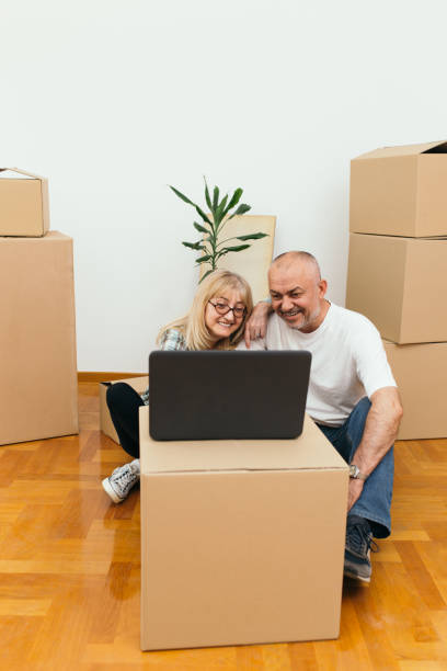 istock Middle age couple moving 951951760