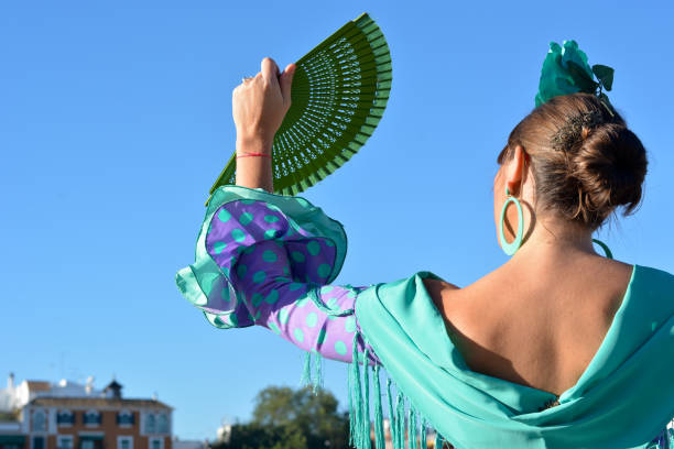 la femme avec la robe flamenco verte est à l’abri du soleil et de la turbine - seville sevilla alcazar spanish culture photos et images de collection
