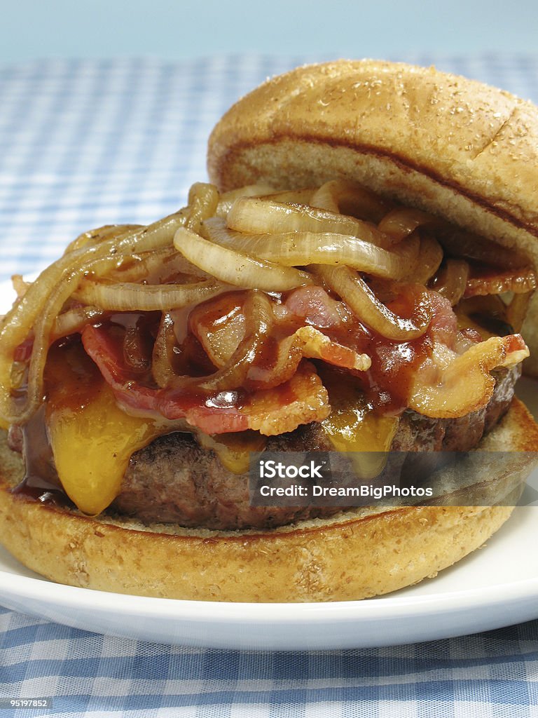 Чизбургер с беконом с барбекю соус - Стоковые фото Чизбургер с беконом роялти-фри