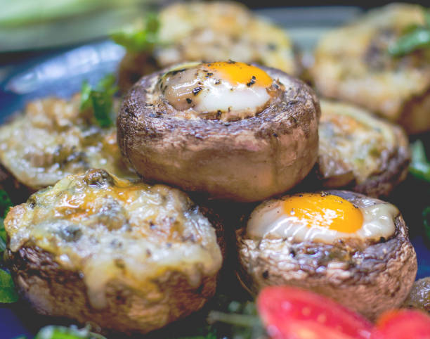 funghi ripieni di uova di quaglia - edible mushroom stuffed portabello mushroom vegetarian food foto e immagini stock