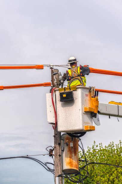 lineman si prepara a sostituire palo di potenza e trasformatore - maintenance engineer fuel and power generation cherry picker electricity foto e immagini stock