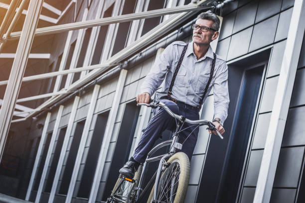 biznesmen z rowerem. - senior adult outdoors physical activity mode of transport zdjęcia i obrazy z banku zdjęć