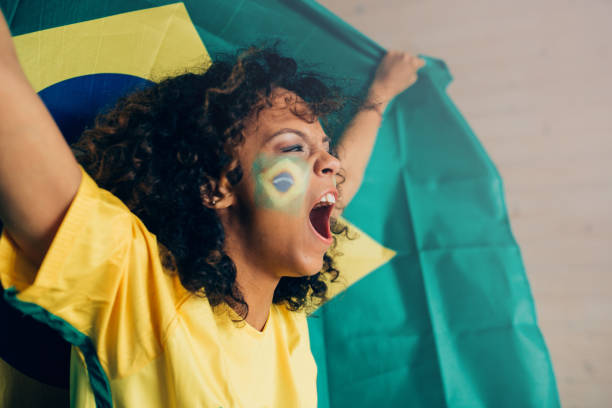 женщина кричала и смотрела бразильский футбол лиги - brazil serbia стоковые фото и изображения