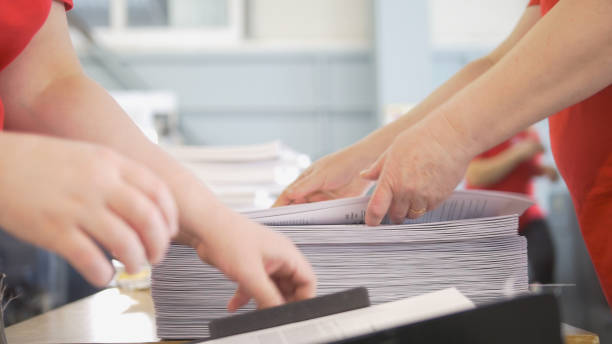 manos trabajadoras cambiar las pilas de papel - print magazine stack paper fotografías e imágenes de stock