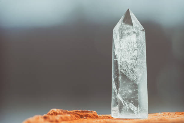 claro puro cristal real gran transparente grande del diamante de cuarzo calcedonia brillante sobre fondo de naturaleza cerca de espacio de copia - quartz fotografías e imágenes de stock