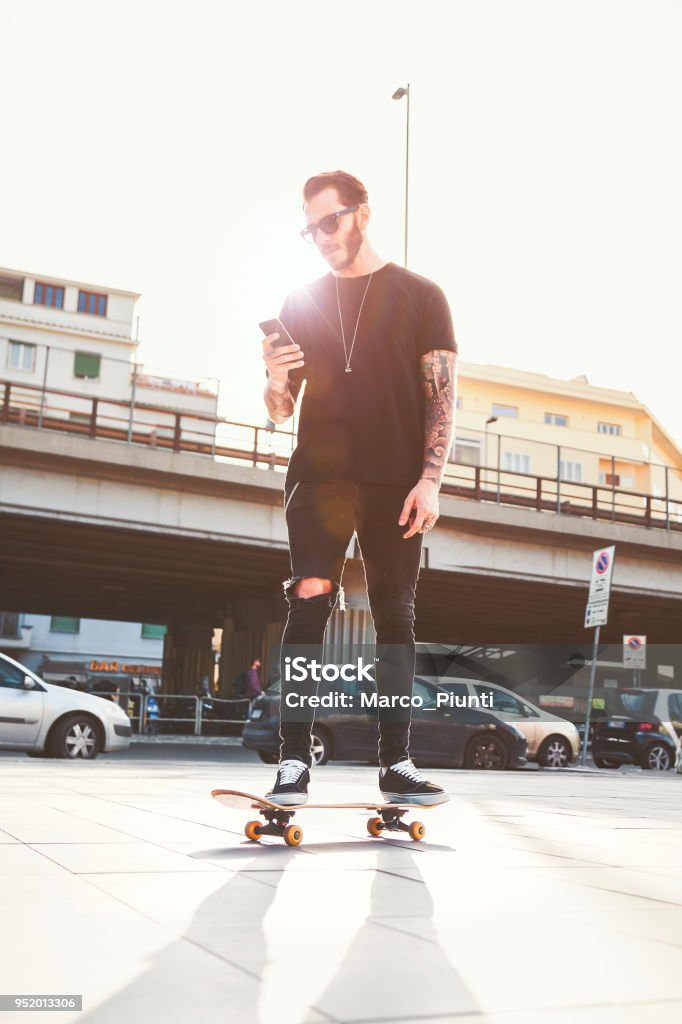 Junge Männer mit seinem Skateboard in der Stadt bewegen - Lizenzfrei Männer Stock-Foto