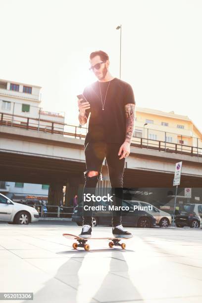 Junge Männer Mit Seinem Skateboard In Der Stadt Bewegen Stockfoto und mehr Bilder von Männer