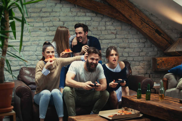 pięciu przyjaciół i gry wideo - friendship video game young adult party zdjęcia i obrazy z banku zdjęć