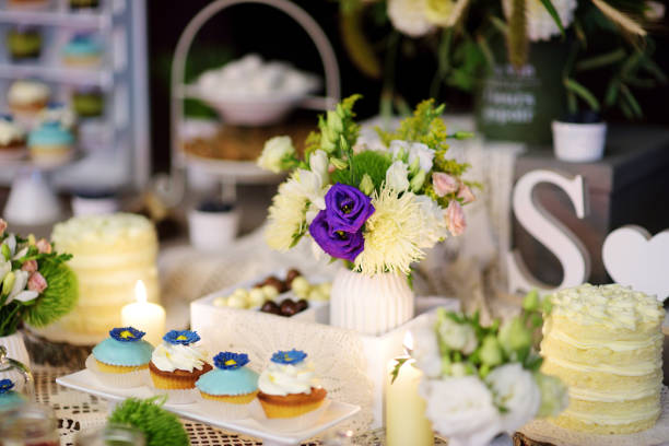 cupcake colorati decorati su un dolce tavolo in qualche evento festivo - wedding reception wedding cake wedding cake foto e immagini stock