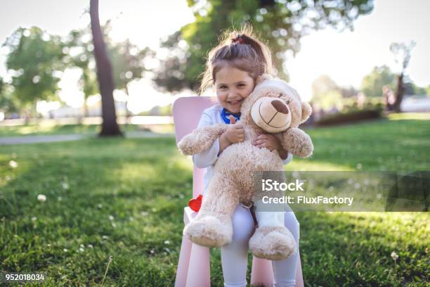 Arzt Und Ihr Spielzeugpatienten Stockfoto und mehr Bilder von Bandage - Bandage, 2-3 Jahre, Arzt