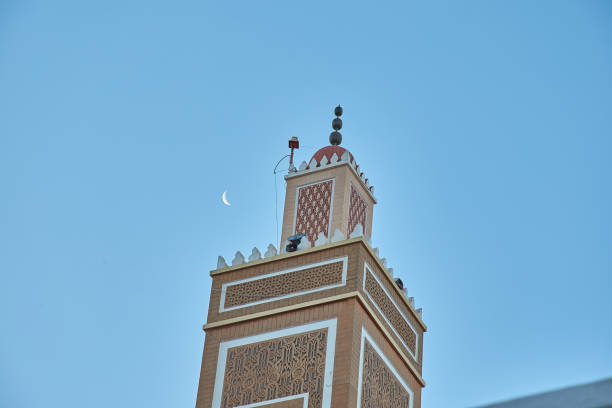 muezim torre de mesquita marroquina no céu ao entardecer - international tourism trade fair - fotografias e filmes do acervo