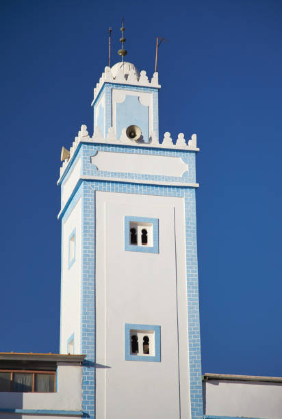 muezim torre de mesquita marroquina no céu ao entardecer - international tourism trade fair - fotografias e filmes do acervo