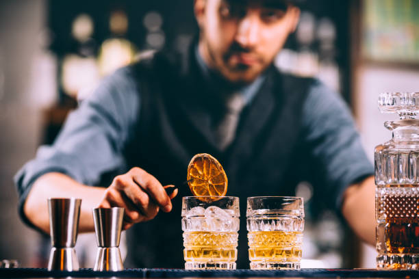 retrato de barman agregando ingredientes y crear cócteles bebidas en barra de bar - ron fotografías e imágenes de stock