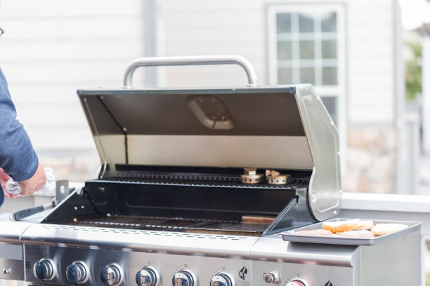 istock Cleaning outdoor gas grill 952039408