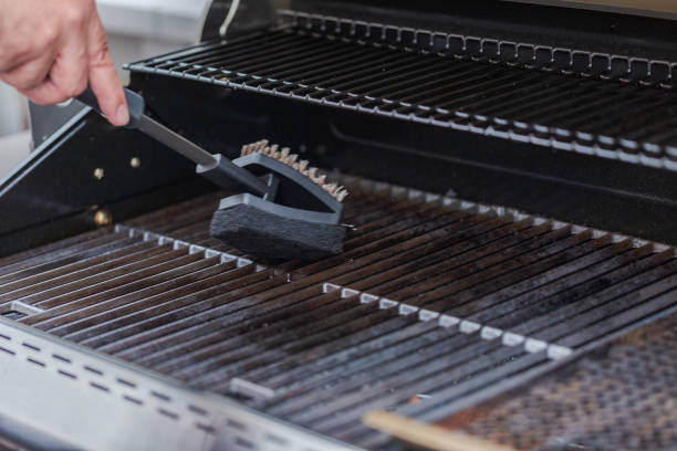 istock Cleaning outdoor gas grill 952039416